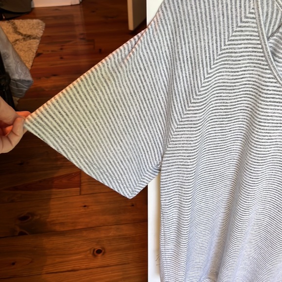 Gap top gray and white stripe women’s size M super soft - Picture 5 of 7